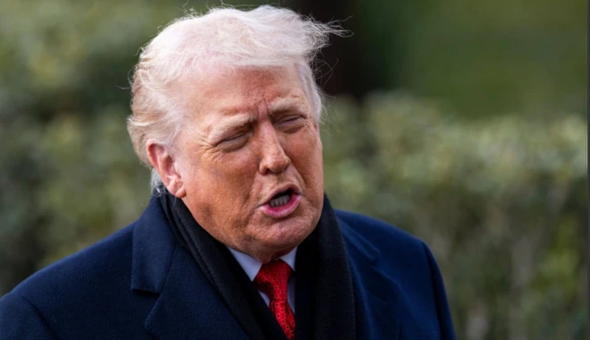 Donald Trump üzerinde montla konuşurken görülüyor. Suratı turuncu görünüyor, saçları uçuşuyor