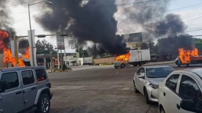 عصابة إل تشابو أشعلت السيارات وهاجمت الشرطة بشاحنات ومدافع رشاشة في كولياكان