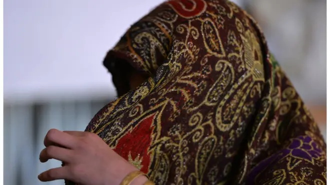 د پوليسو د رپوټ پر بنسټ هلکانو په زوره نجلۍ کوټې ته دننه کړې او د هغې يوه بربنډه ويډيو يې هم جوړه کړې