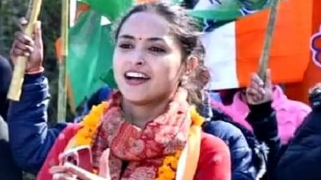 पौड़ी गढ़वाल की लैंसडाउन सीट से बीजेपी के दो बार विधायक रहे महंत दिलीप रावत को हरक सिंह रावत की पुत्रवधू और पूर्व ब्यूटी क्वीन अनुकृति गुसाईं चुनौती दे रही हैं