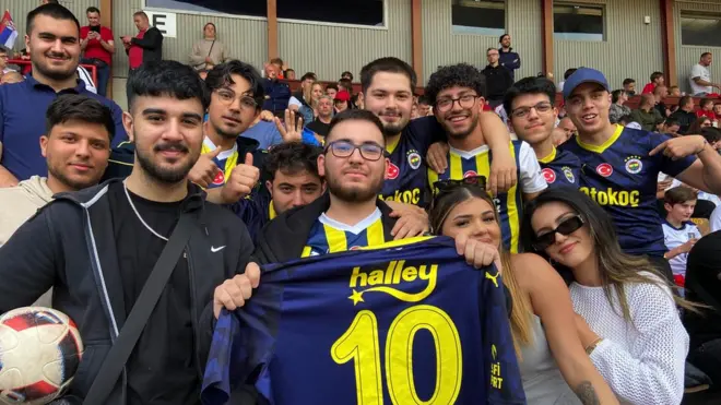 Grupa Turaka na treningu Srbije. Berkan je u sredini sa Tadićevim dresom u rukama