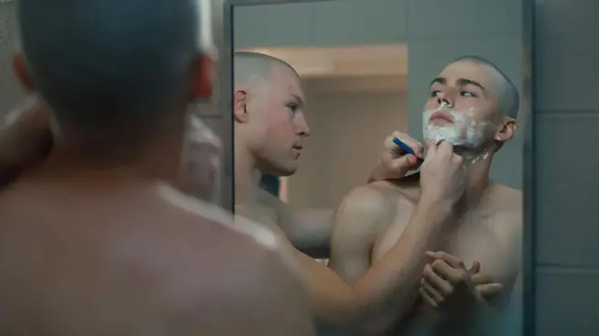 صحنه‌از از فیلم دو سرباز جوان نیمه برهنه، یکی در حال تراشیدن ریش دیگری