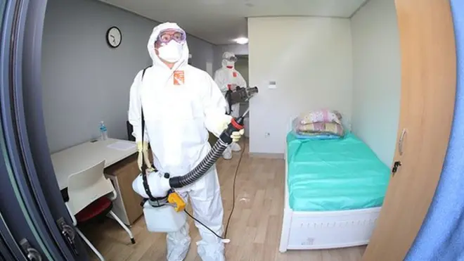 코로나19 생활치료센터 재개소를 앞두고 시설 내부 소독을 하고 있다