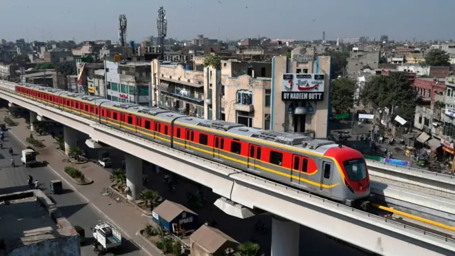 2013年中國總理李克強訪問巴基斯坦時，提出建設中巴經濟走廊。該項目在2015年啟動，被稱為"一帶一路"旗艦項目。