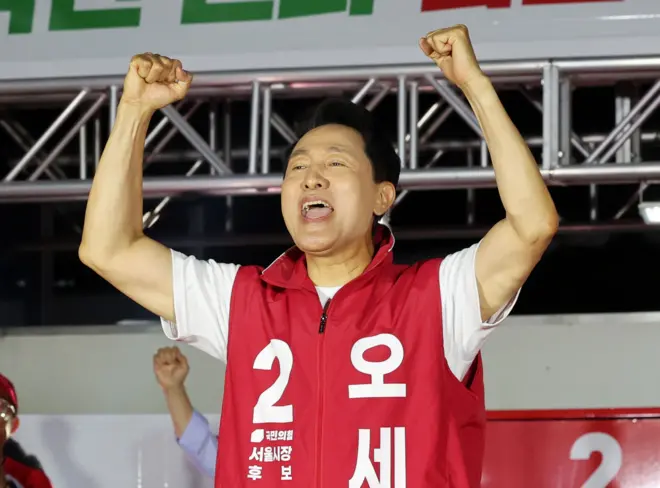 오세훈 국민의힘 서울시장 후보가 2일 서울 서대문구 신촌역 스타광장에서 열린 파이널 유세에서 지지를 호소하고 있다