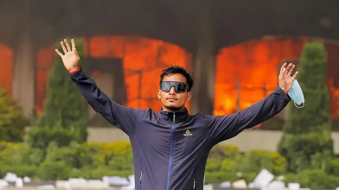 नेपाळमधील 'जेन-झी' आंदोलनादरम्यान एक आंदोलक तरुण