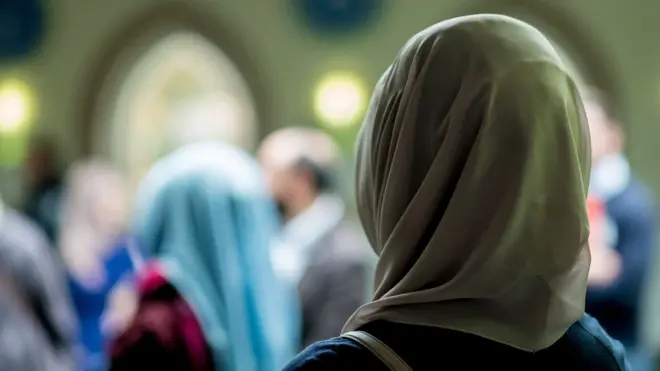 Seorang perempuan di AS mengambil langkah hukum setelah dipaksa melepas hijab ketika berada di kantor polisi.