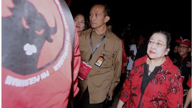 Dalam pidatonya, Mega mendesak Jokowi memberi jatah kursi menteri terbanyak untuk PDIP.