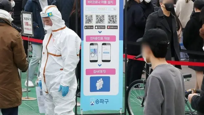 당초 방역당국은 정점 시기를 16~22일로 보고, 이 시기 주간 일평균 확진자가 31만6000명에서 37만2000명 수준일 것으로 전망했던 바 있다