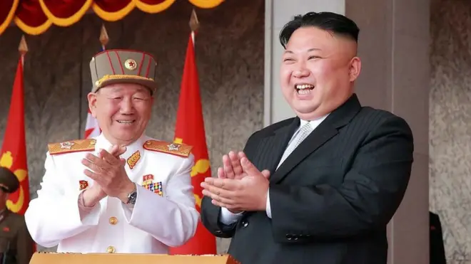 ኪም ጆንግ ኡን በወታደራዊ ትርኢት ወቅት