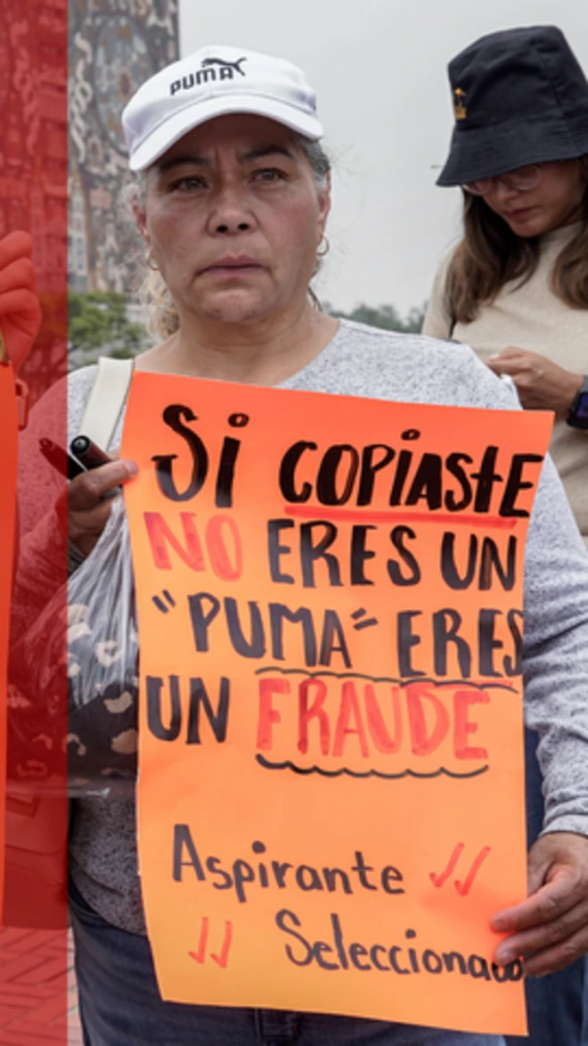 Una persona sostiene un cartel en protesta por las copias en los exámenes de admisión a la UNAM