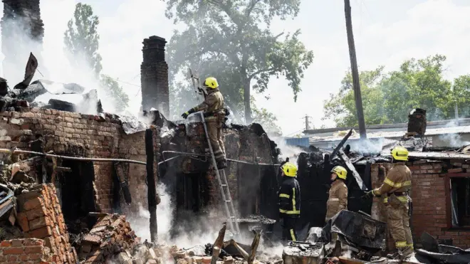 Рятувальники працюють на місці атаки в Полтаві