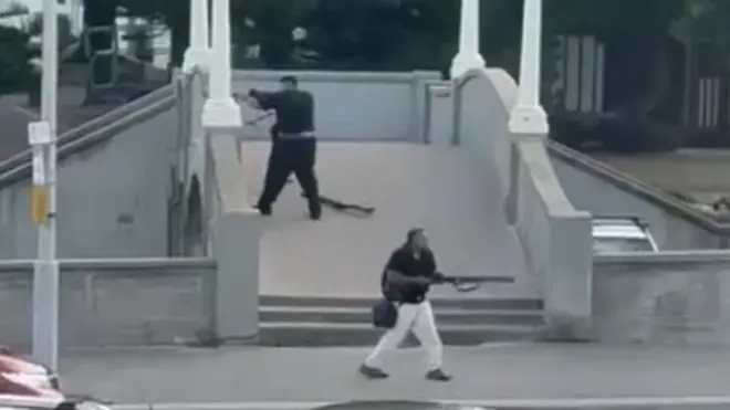 ساجد اکرم، نوید اکرم، بونڈائی ساحل، آسٹریلیا