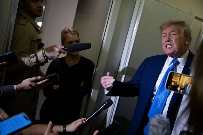 دونالد ترامب قال للصحفيين على متن طائرته الرئاسية في طريق عودته من كندا إنه يريد "إذعانا تاما" من قبل إيران.