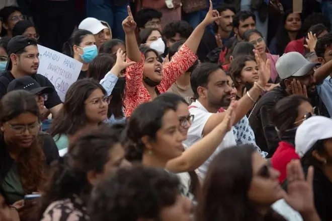 दिल्लीमा आयोजित विरोधप्रदर्शनमा सहभागी युवायुवती