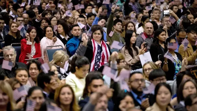 "Những công dân Mỹ mới" đang ăn mừng tại lễ nhập tịch lại Los Angeles hôm 15/2. Kể từ khi Trump ra các lệnh hạn chế nhập cư và lệnh cấm đi lại, rất nhiều người đã vội vàng chuẩn bị thủ tục đăng ký nhập tịch.
