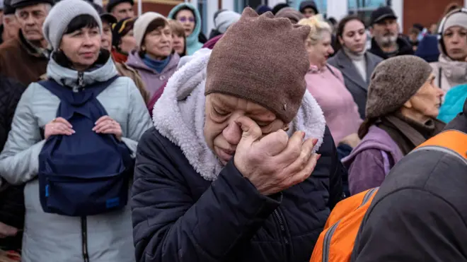 لاجئات أوكرانيات ينتظرن القطار