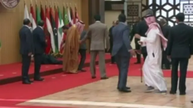 سقط الرئيس اللبناني، ميشال عون، أرضا خلال القمة العربية التي يشارك فيها 17 من القادة العرب في السويمة على البحر الميت بالأردن.