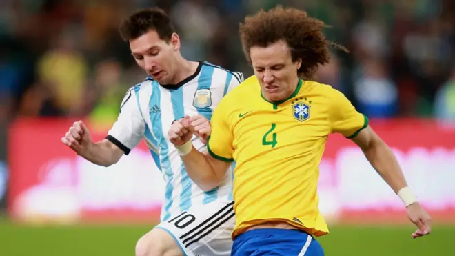 Messi y David Luiz pelean un balón en 2014