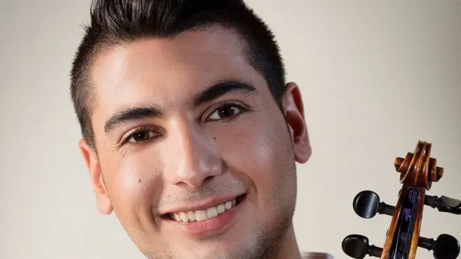 جرمني ته له رسېدو وروسته رامي ته یوې سیمه ییزې ښځې د هغه له کیسې اورېدو وروسته یو بل وایلن ورکړ