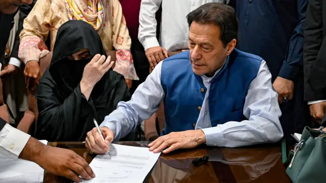 عمران خان و همسرش بشری بی بی