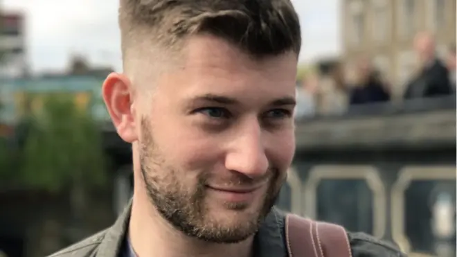 El británico Jimmy Isaacs, de 28 años, puede mirar con optimismo al futuro, y aspira a tener una vida larga y saludable gracias a un tratamiento para el VIH con antiretrovirales.
