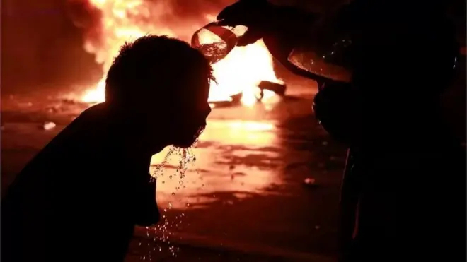 ผู้ชุมนุมล้างหน้าตา หลังถูกแก๊สน้ำตาเมื่อ 10 ส.ค. 2021