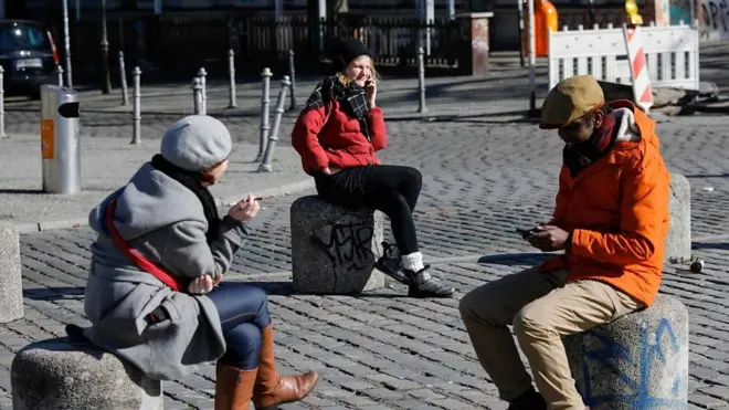 غرفة أخبار كورونا: أصدقاء في زمن الوباء