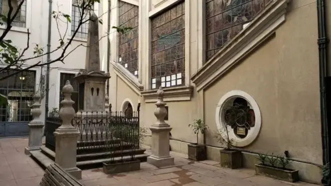 Túmulo de Julius Frank com um obelisco em um dos pátios na Faculdade de Direito da Universidade de São Paulo