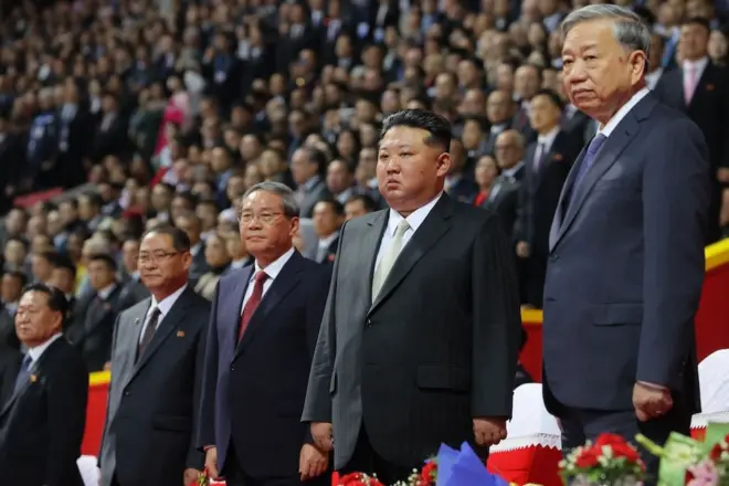 김정은 북한 국무위원장(오른쪽에서 두번째), 리창 중국 국무원 총리(왼쪽에서 세번째), 또 람 베트남 공산당 서기장(오른쪽)이 지난 9일 평양 능라도 5월1일 경기장에서 조선노동당 창건 80주년 기념 행사장에 나란히 서있는 모습