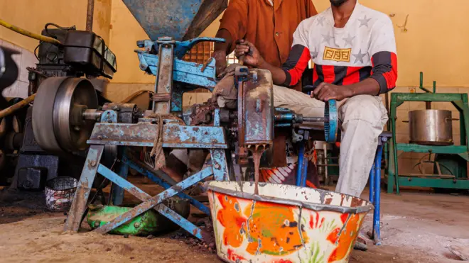 Aworan bi awọn eeyan ṣe n lọ ata pẹlu ẹrọ ilọ ata