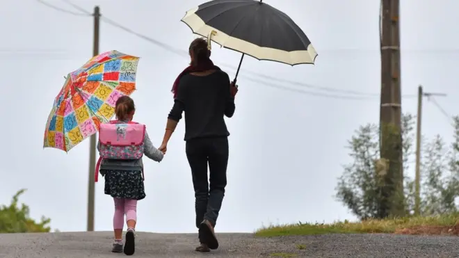 Sejumlah akademisi melihat perbedaan pola asuh anak yang terjadi beberapa dekade lalu dengan yang diterapkan saat ini.