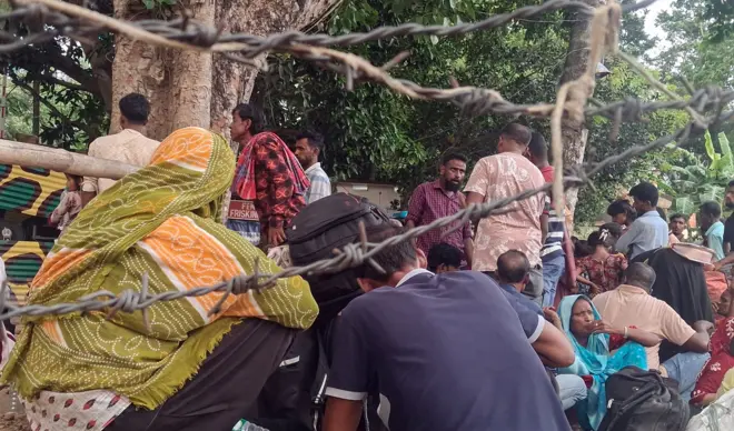 উত্তর ২৪ পরগনার হাকিমপুর সীমান্তবর্তী এলাকায় বিএসএফ চেকপোস্টের পাশে মালপত্রসহ প্রায় ২৫০ জন মানুষ অপেক্ষা করছেন