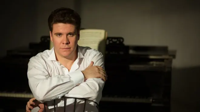 По словам Дениса Мацуева, с усталостью ему помогает бороться сцена, на которой музыкант мгновенно получает заряд энергии