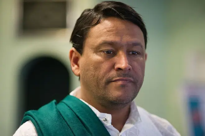 يستعد الإمام محسن هندريكس لبدء صلاة الجمعة في مسجد الدائرة الداخلية في وينبرج، في الثاني من سبتمبر/أيلول 2016، في كيب تاون. يرتدي دشداشاً أبيض ووشاحاً أخضر على كتفه