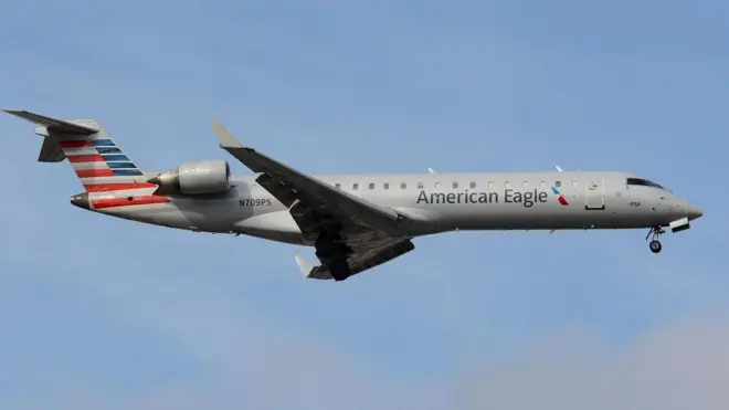 在空中航行的一架客機