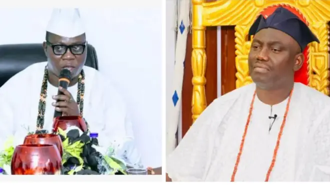 Aworan yii ṣafihan Iba Gani Adams,Aarẹ Ọna Kakanfo ilẹ Yoruba ati Alaafin Oyo, Oba Abimbola Owoade. Awọn mejeeji wọ aṣọ funfun, wọn de fila. Iba n fi ẹrọ gbohun-gbohun sọrọ.