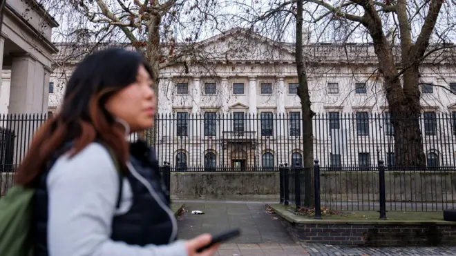 一位女士走過倫敦前皇家鑄幣廠中國「超級大使館」選址（14/1/2026）