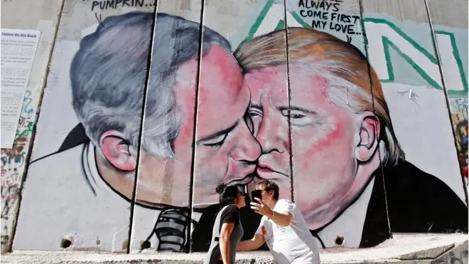 Mural sosok Donald Trump yang digambarkan berciuman dengan Perdana Menteri Israel Benjamin Netanyahu di tembok yang memisahkan Bethlemen dan Yerusalem, 30 Oktober 2017.
