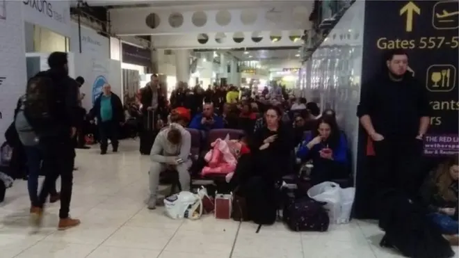 Пасажири в аеропорту