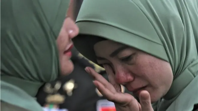 Irma Zulkifli Nasution Hendari, istri mantan Komandan Kodim 1417 Kendari Kolonel Kav Hendi Suhendi, menangis usai Upacara Sertijab Komandan Kodim 1417 Kendari di Aula Tamalaki Korem 143 Haluoleo, Kendari, Sulawesi Tenggara, Sabtu (12/10). Panglima Komando Daerah Militer (Kodam) XIV Hasanuddin Mayjen TNI Surawahadi mengatakan akan menyerahkan kepada pihak kepolisian kasus Irma Zulkifli Nasution Hendari yang diduga melanggar UU ITE akibat komentar di media sosial tentang penyerangan Menteri Koordinator Bidang Politik, Hukum, dan Keamanan Wiranto.