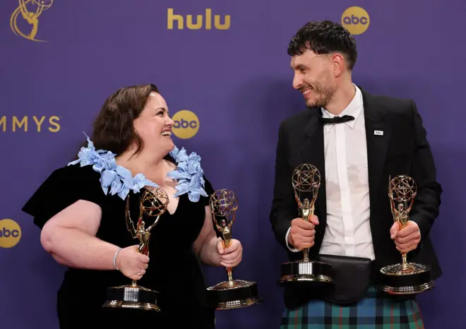 Glumci koji tumače glavne likove u seriji Maleni irvas sa nagradama za seriju u rukama