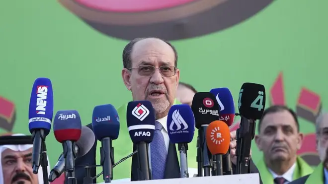 نوری مالکی پشت میکروفونهای رسانهها در حال صحبت