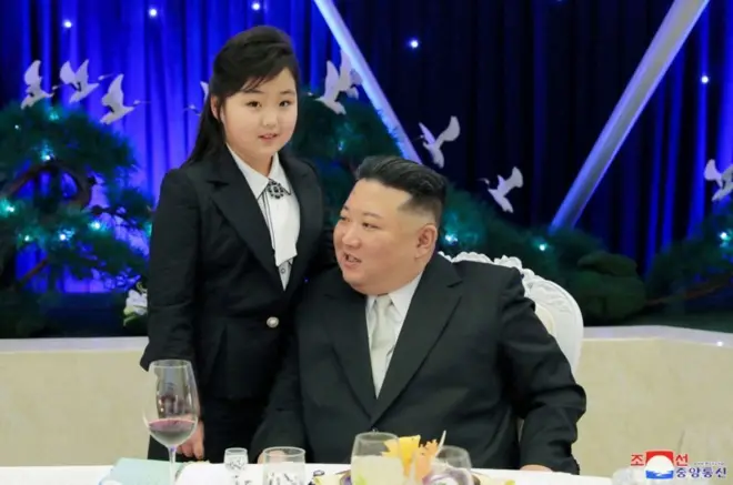 Kim Ju Ae a fait sa première apparition publique en 2022. Sur cette photo, elle et son père assistent à un banquet organisé à l'occasion du 75e anniversaire de l'armée populaire coréenne en février 2023.