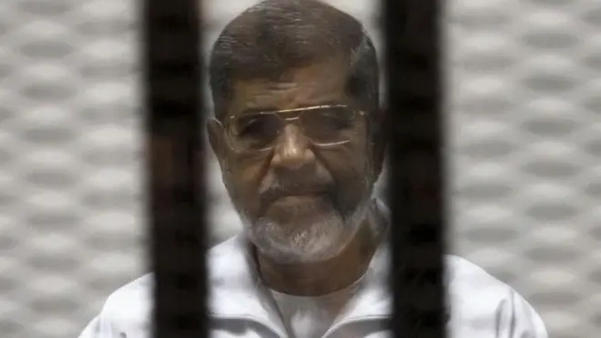 توفي الرئيس السابق محمد مرسي أثناء إحدى جلسات قضية "التخابر مع حماس"