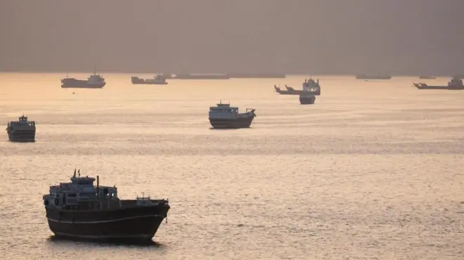 Suda onlarca tanker duruyor. 