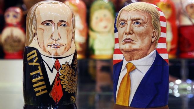 Muñecos rusos de Vladimir Putin y Donald Trump.