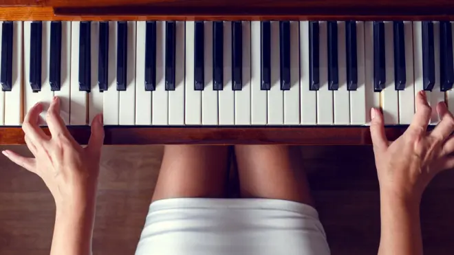 Женщина за пианино, вид сверху