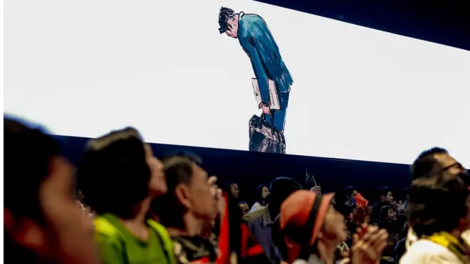 ภาพสุดท้ายก่อน ธนาธร จึงรุ่งเรืองกิจ จะเดินออกจากห้องประชุมสภาเมื่อ 25 พ.ค. 2562 ถูกนำมาฉายซ้ำในกิจกรรม "อยู่ไม่เป็น"