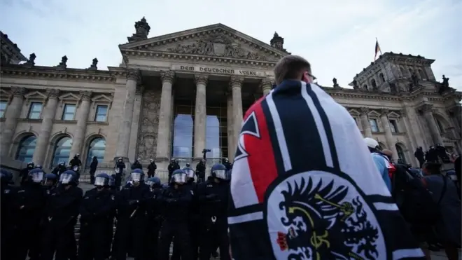 Como disseminar simbologia nazista (suásticas, por exemplo) é um crime na Alemanhça, grupos extremistas utilizam outras imagens, como a bandeira do antigo império